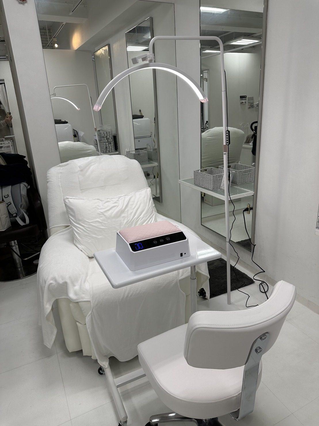 白を基調としたPROVE Nail&Eyelashの施術スペース